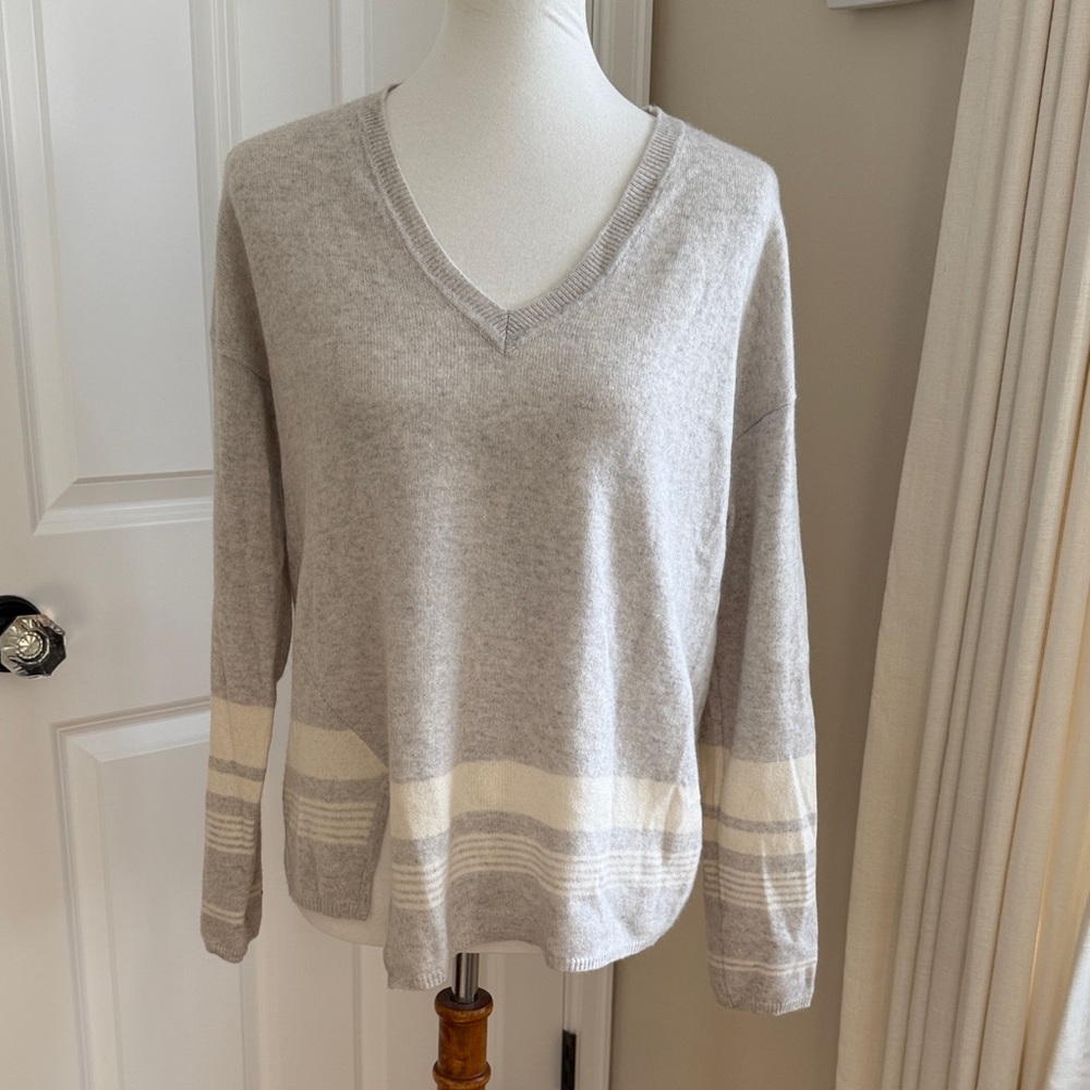 Duffy Knitwear - Gray and Cream V-Neck Women's Cashmere Sweater - Medium